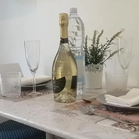 לינה וארוחת בוקר Eccelsoleccese Boutique - Steps From The Historic Center לצ'ה