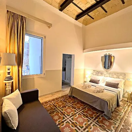 לינה וארוחת בוקר Eccelsoleccese Boutique - Steps From The Historic Center לצ'ה