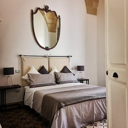 לינה וארוחת בוקר Eccelsoleccese Boutique - Steps From The Historic Center לצ'ה