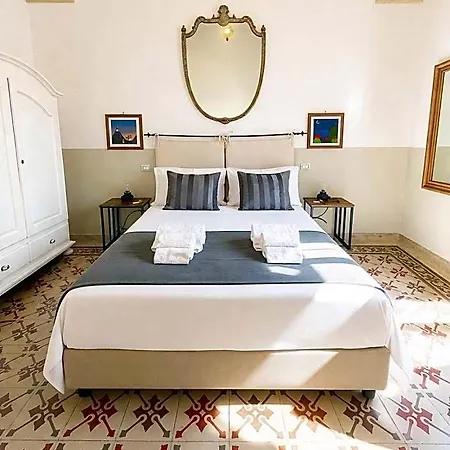 Eccelsoleccese Boutique - Steps From The Historic Center Bed and breakfast 4*